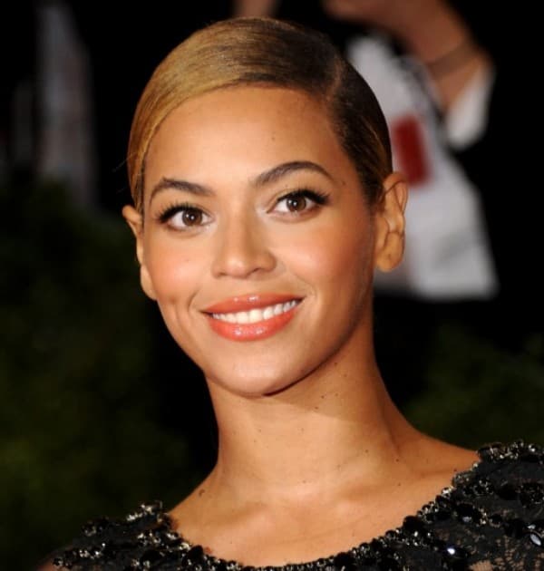 Beyoncé afroamerikai nők egyetemi tanulmányait támogatja