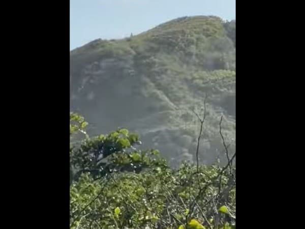 VIDEÓ: Rejtélyes, gigantikus "lényeket" kaptak lencsevégre, amint egy domb tetején mozognak