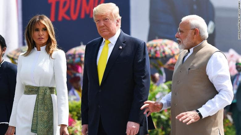 Százezres tömeg ünnepelte Donald Trumpot Indiában