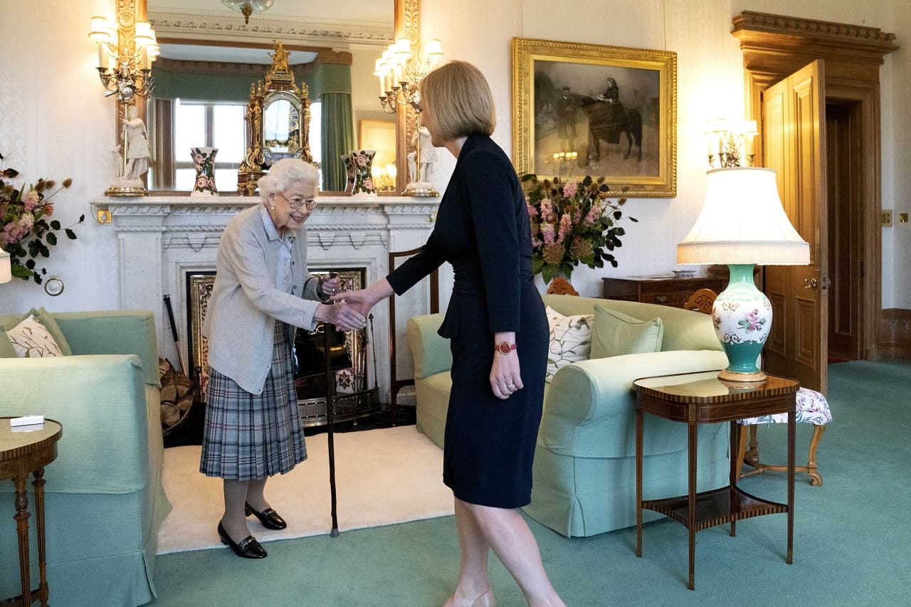 Liz Truss a királynőnél járt, most már hivatalosan ő az Egyesült Királyság új miniszterelnöke