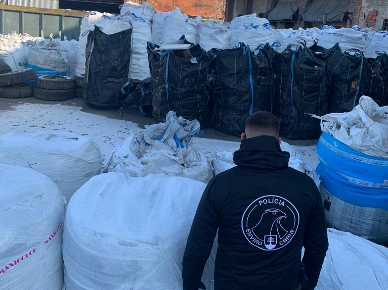 Veszélyes hulladékkal üzletelő nemzetközi bűnbandára csapott le a rendőrség