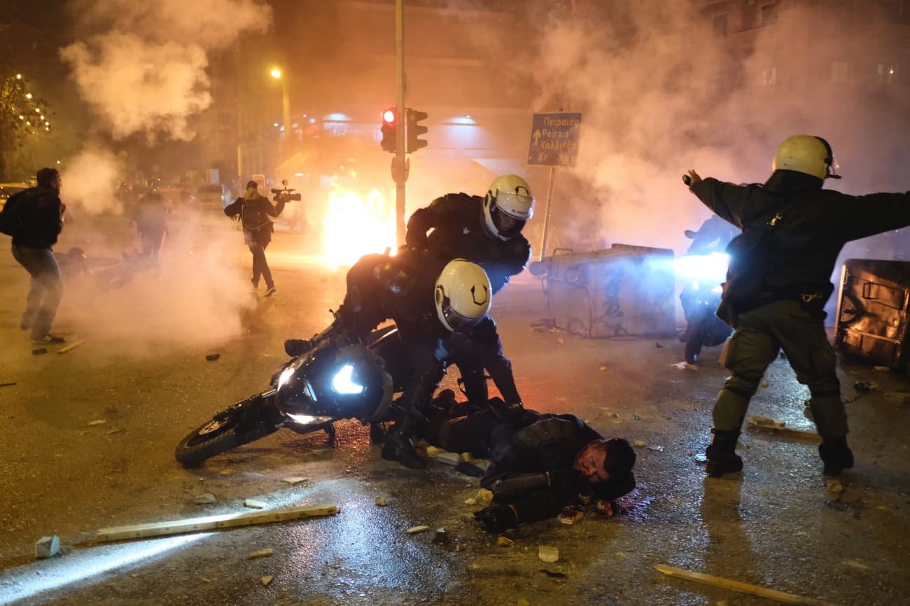 Erőszakba torkollott a rendőri erőszak elleni tüntetés Athénban