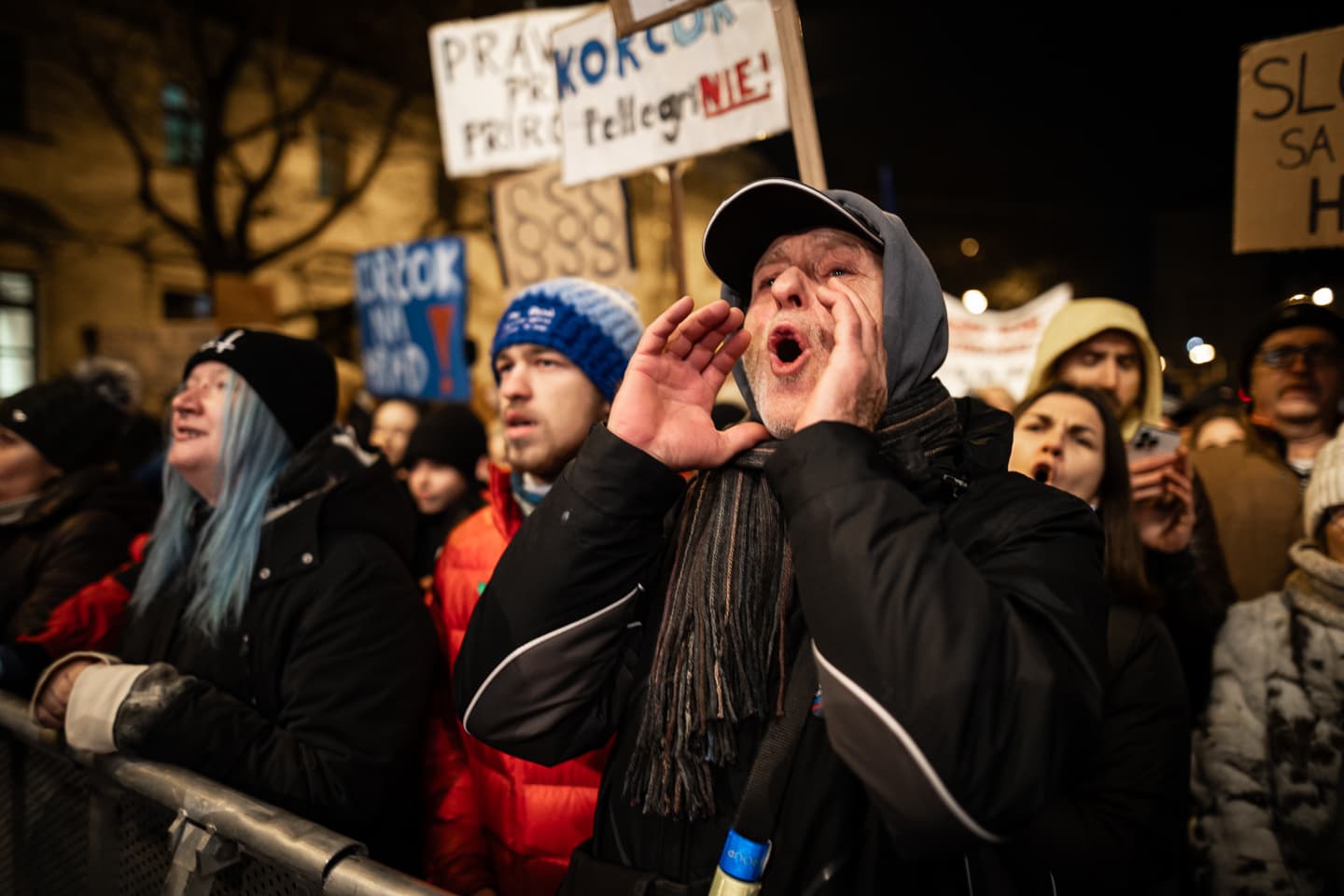 FOTÓK: Ezrek kiáltották teli torokból, hogy elég volt Ficóból – a pozsonyi tüntetés pillanatai képeken