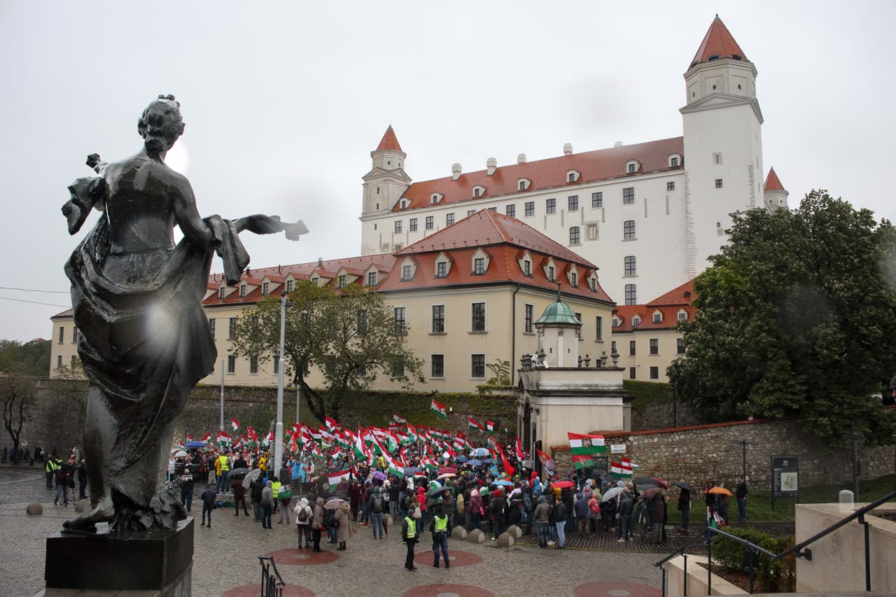 Emberek százai énekelték a magyar himnuszt a szlovák parlament előtt, a Híd és Danko is összefogásra buzdít