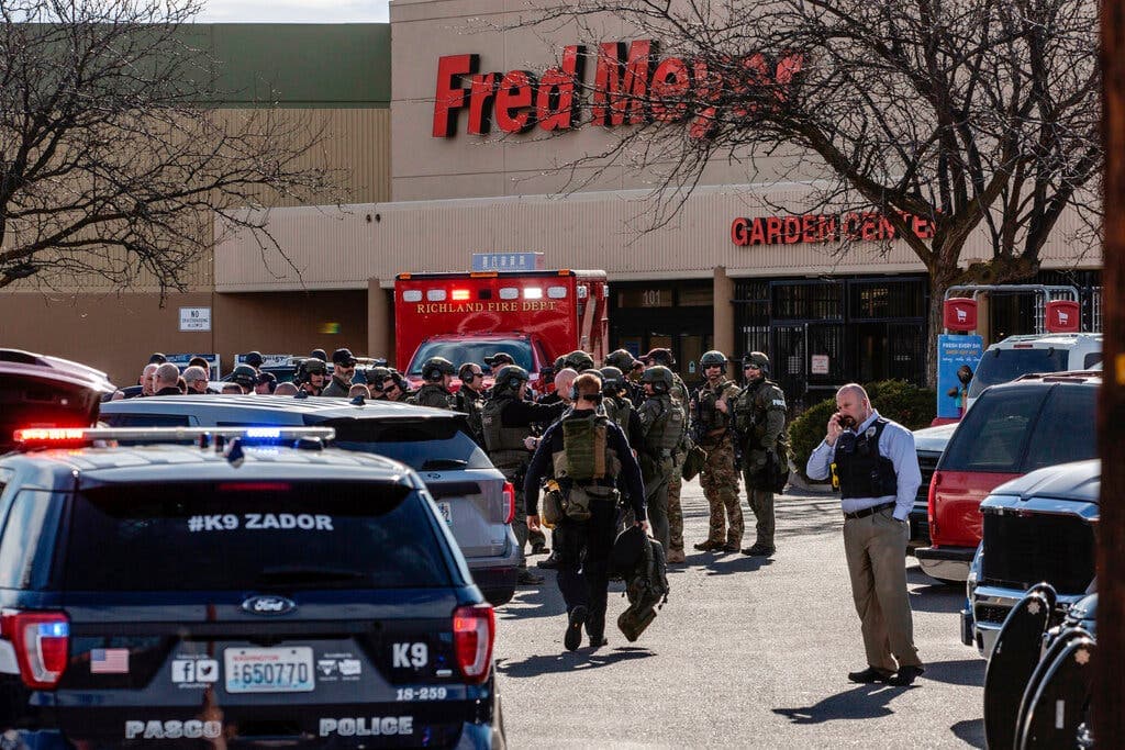 Fegyveres férfi tombolt egy szupermarketben, egy embert lelőtt, majd elmenekült