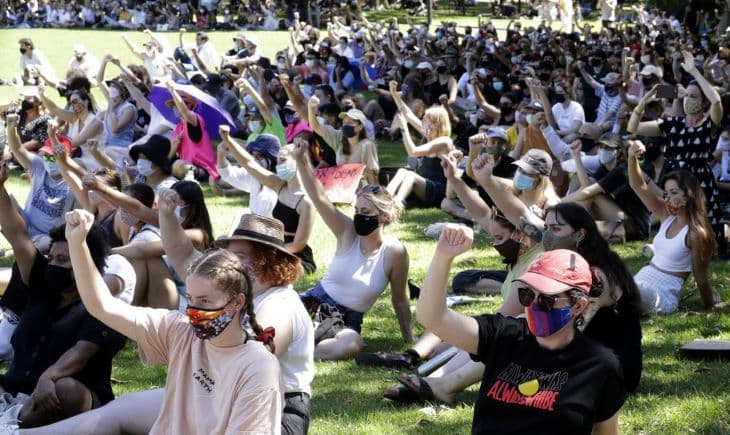 Ezrek tiltakoztak Ausztráliában a nemzeti ünnepen