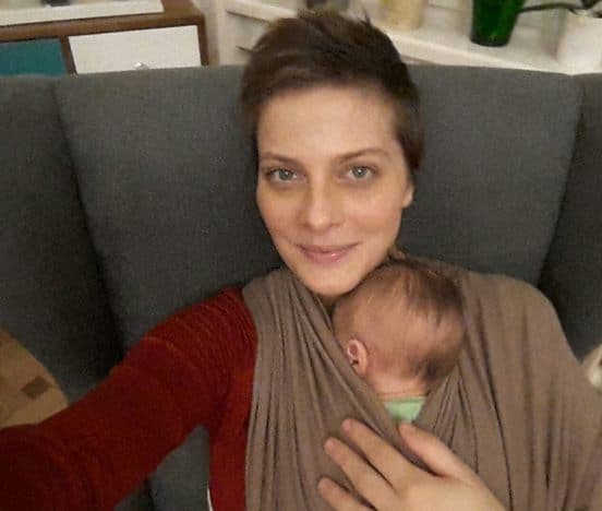 Tatár Csilla cuki kisbabájával, barna hajjal szelfizett