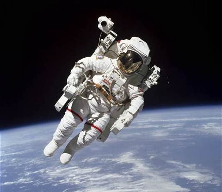 Meghalt az első űrhajós, aki biztosítókábel nélkül mozgott a világűrben