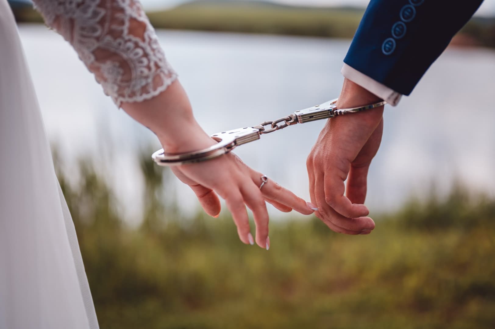 Rendőresküvő: a szerelmesek még a nagy napon sem tudtak elszakadni hivatásuktól