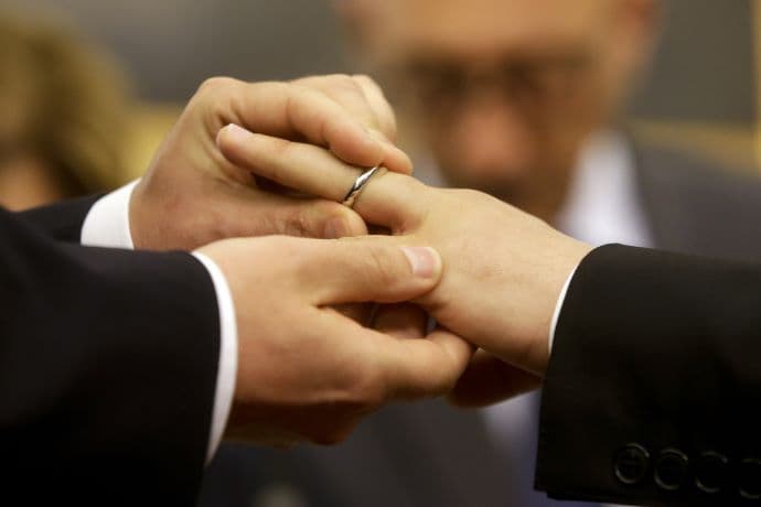 Svájcban népszavazáson támogatták az azonos neműek házasságát
