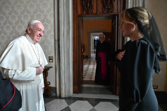 Nagy a titkolózás arról, hogy milyen ajándékot kap Ferenc pápa Čaputovától