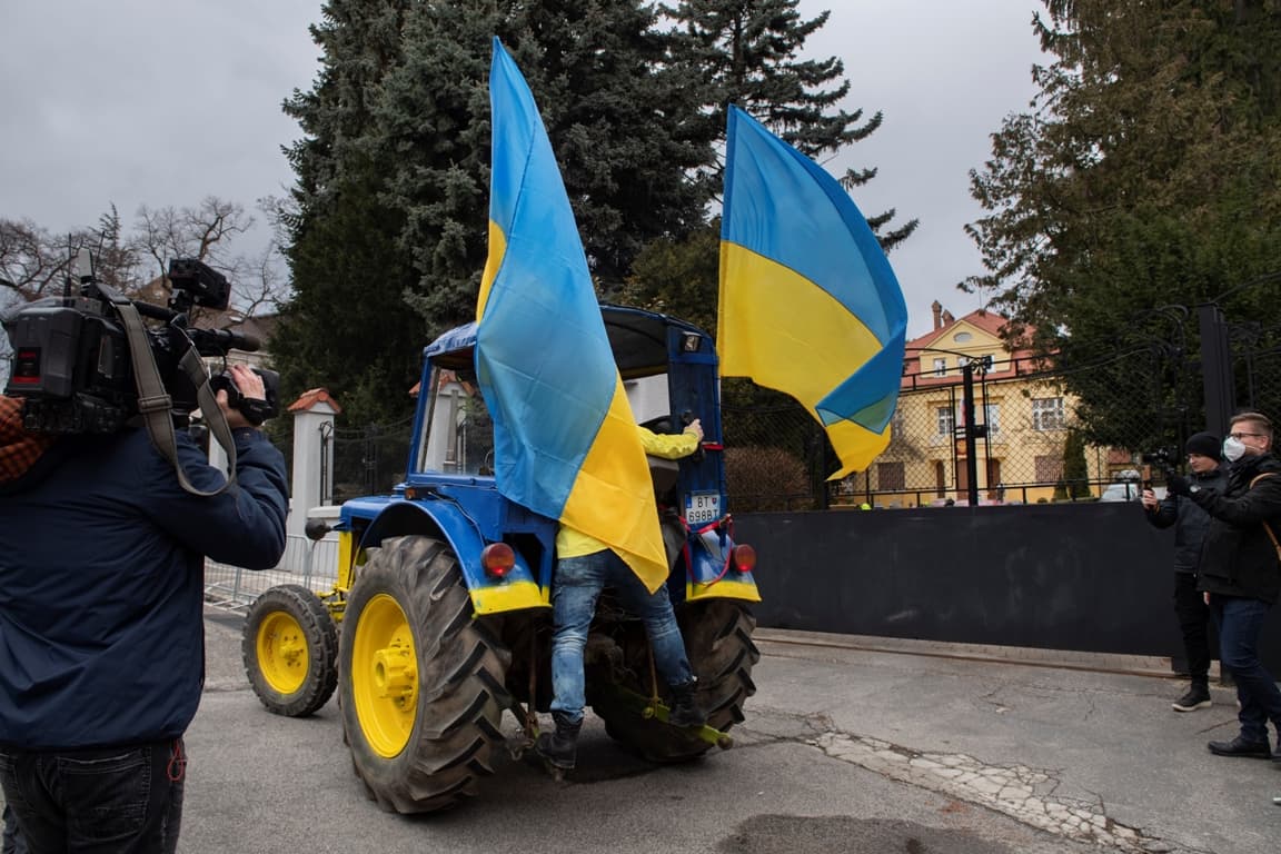„A szabadságotokért és a szabadságunkért” – a pozsonyi orosz nagykövetség előtt traktorral tüntettek a békéért (videóval frissítve!)