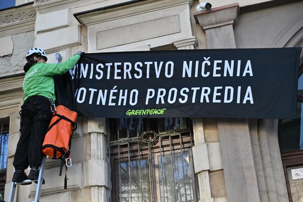 Gerillaakcióba kezdett hétfőn reggel Pozsonyban a Greenpeace! (Videó)