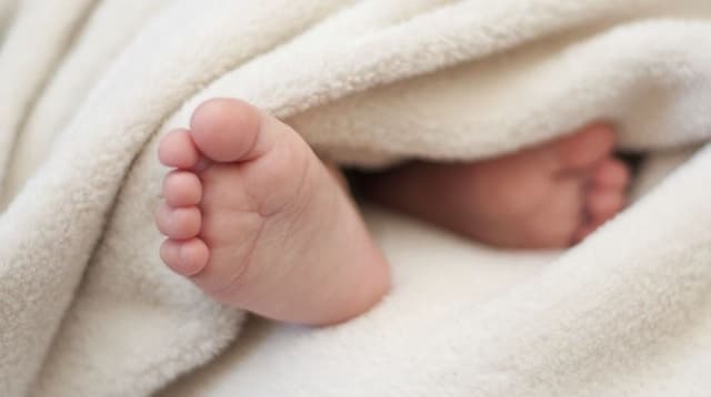 Császármetszés közben az újszülött arcába vágott az orvos