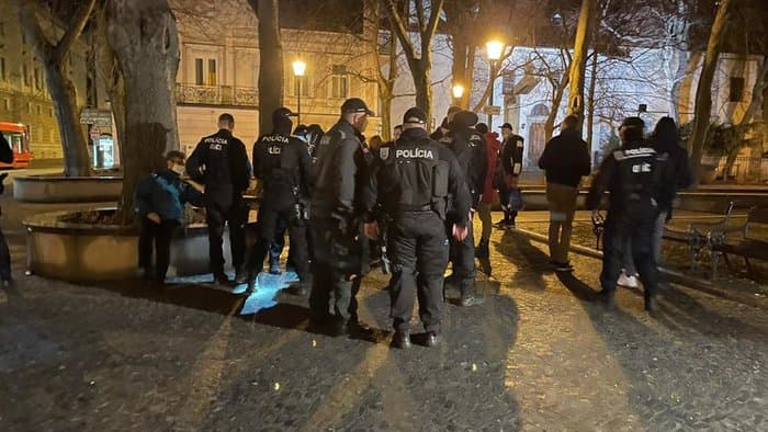 Megjelent a rendőrség az utcán szilveszterezőknél Pozsonyban