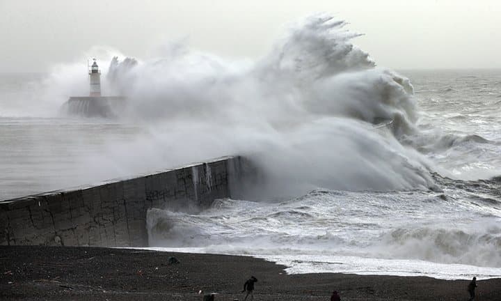 Fiatalokat sodort el a víz a brit tengerparton, öten meghaltak