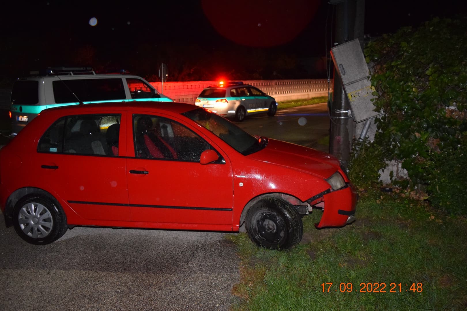 Betonoszlopnak csapódott egy kocsi Nagyudvarnokban – a rendőröket is meglepte, milyen állapotban találták a sofőrt (FOTÓ)
