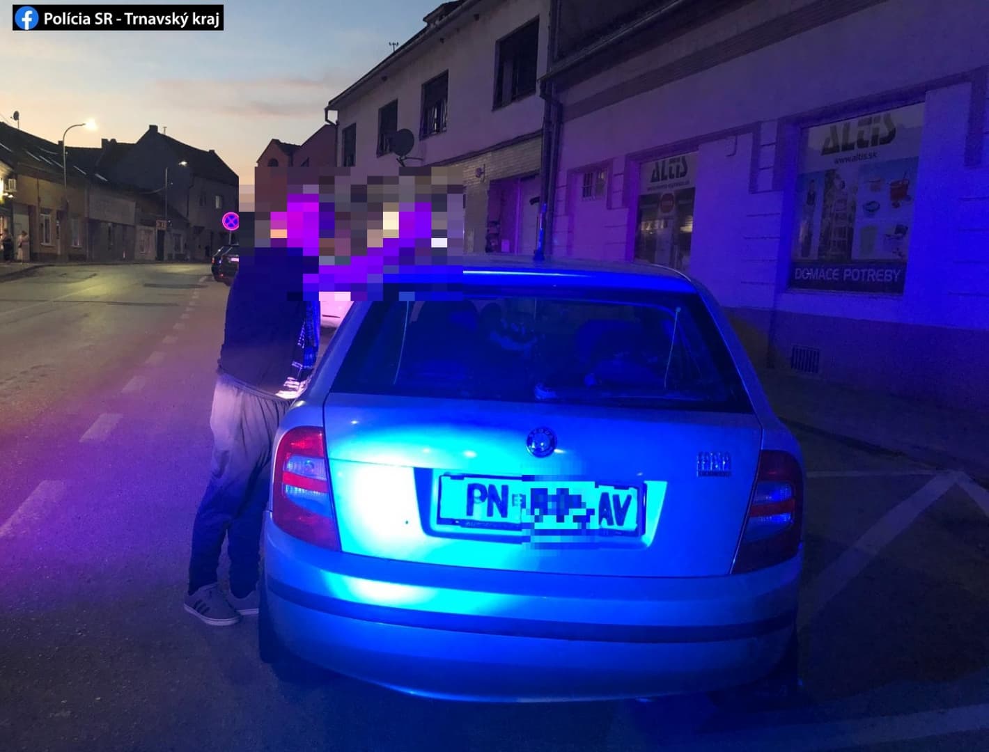 Városi rendőrök fülelték le a tagot, aki korábban azzal bukott le, hogy filctollal rajzolt a kocsijára rendszámtáblát
