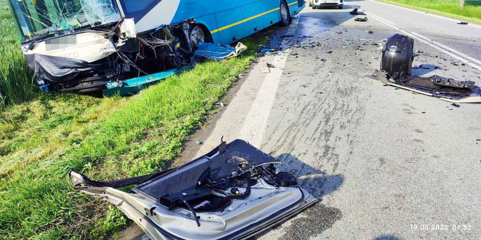 SZÖRNYŰ BALESET: Busszal ütközött egy személyautó, egy ember meghalt, három gyerek megsérült