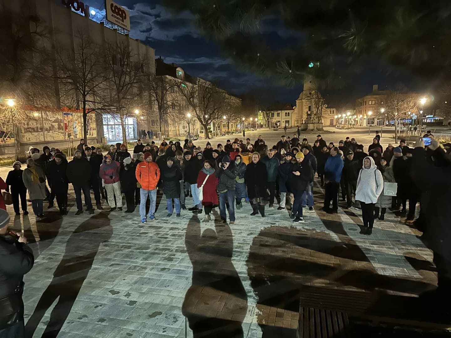 Két nyelven tiltakoztak Ficóék ellen Érsekújvárban