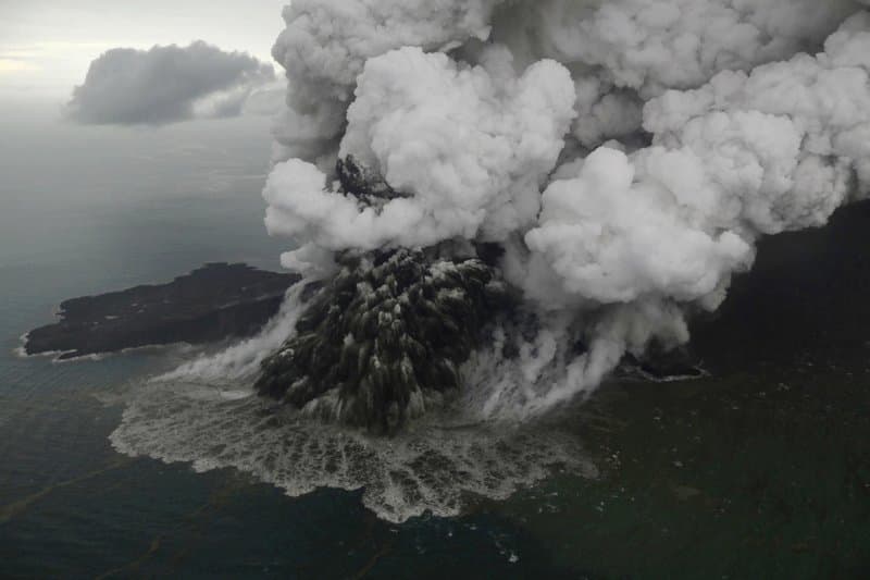 Magassága kétharmadát elveszítette a kitörésével cunamit okozó indonéziai Anak Krakatau vulkán