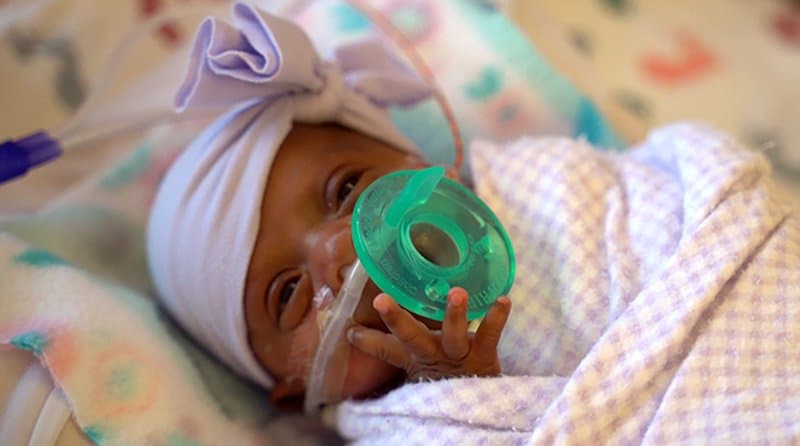 Hazatérhetett a világ legkisebb súlyú újszülöttje (VIDEÓ)