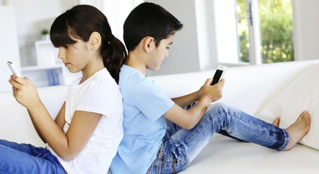 A digitális eszközök használata miatt egyre több gyereknél jelentkezik szemszárazság