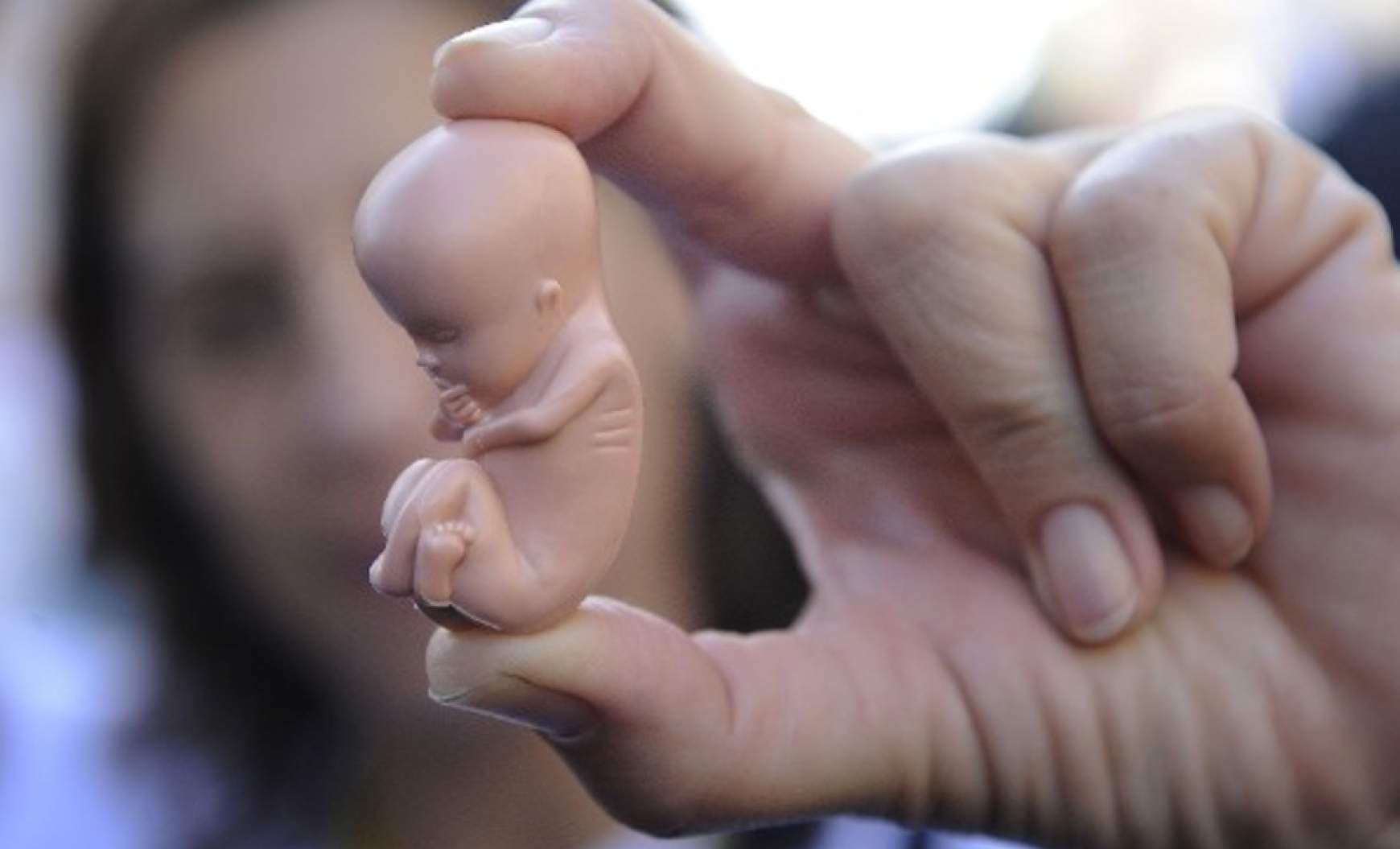 Franciaországban alkotmányba foglalnák a terhességmegszakítás jogát