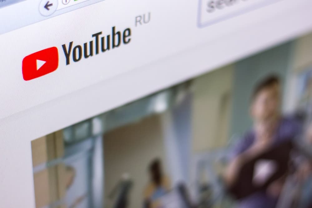 Letiltották az orosz parlament YouTube-csatornáját, Putyinék bosszúra készülnek