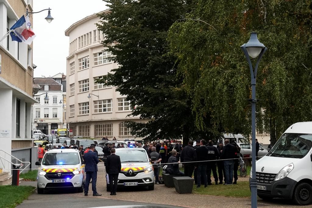 Legmagasabb szinten a terrorkészültség Franciaországban, miután egy iszlamista halálra késelt egy tanárt