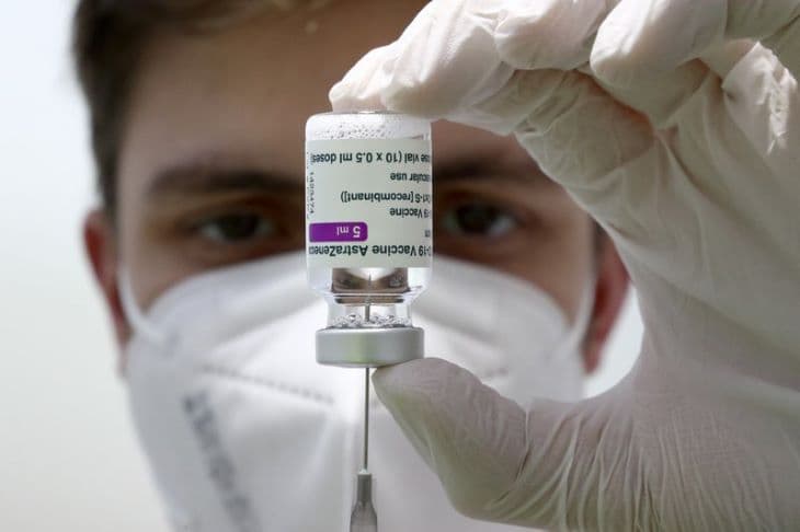 Ausztráliában a 70 évesnél idősebbeket fogják oltani az AstraZeneca vakcinájával