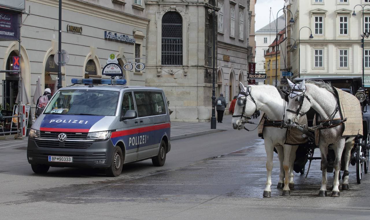 Bécset ellepték a zsaruk, az ottani templomok elleni iszlamista terrortámadásokra figyelmeztetnek