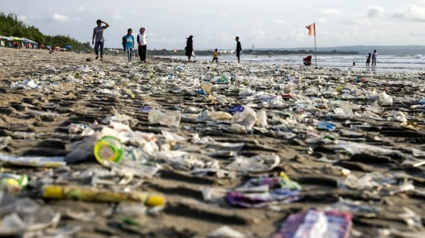 Kilencven tonna szemetet gyűjtöttek össze a hétvégén Bali partjain