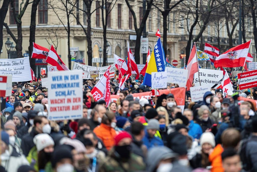 Tízezrek tüntettek Bécsben a járványügyi korlátozások ellen
