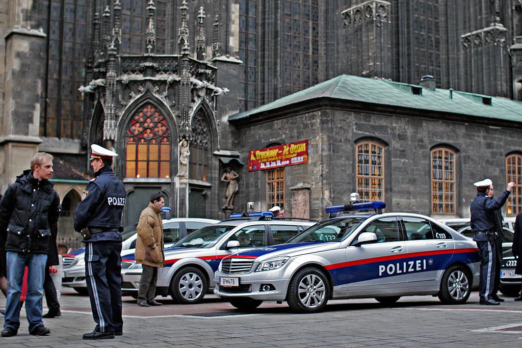 Lelőtt a rendőrség Bécsben egy férfit, aki rátámadt a szomszédjára