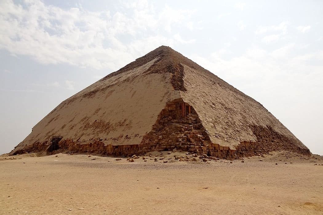 Megnyitottak a látogatók előtt a tört falú dahsúri piramist Egyiptomban