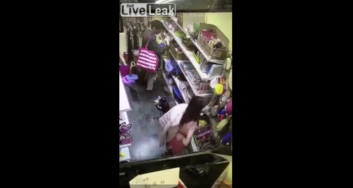 Az üzlet közepén jött rá a nőre a pisilhatnék 18+ (VIDEÓ)