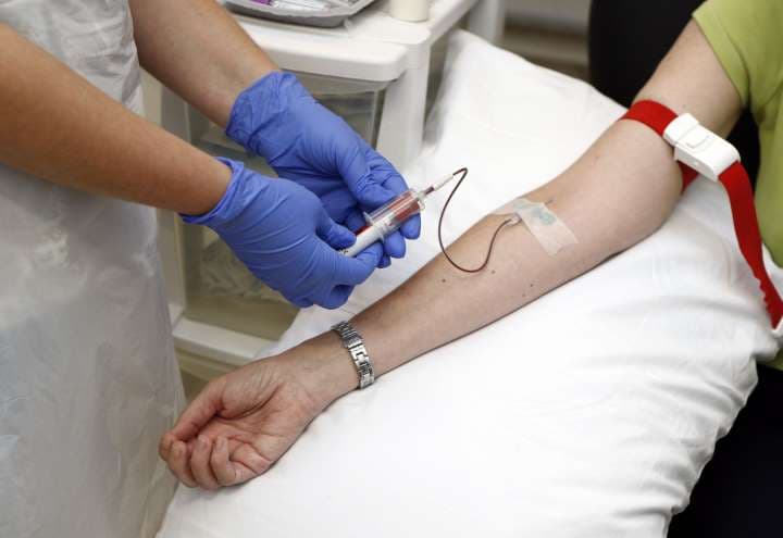 A már felépült páciensek vérében lévő antitestekkel kezelnék a súlyos betegeket