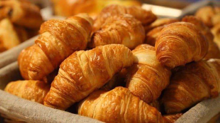 Veszélyes állatnak hitt croissant-hoz riasztották a hatóságokat (FOTÓ)