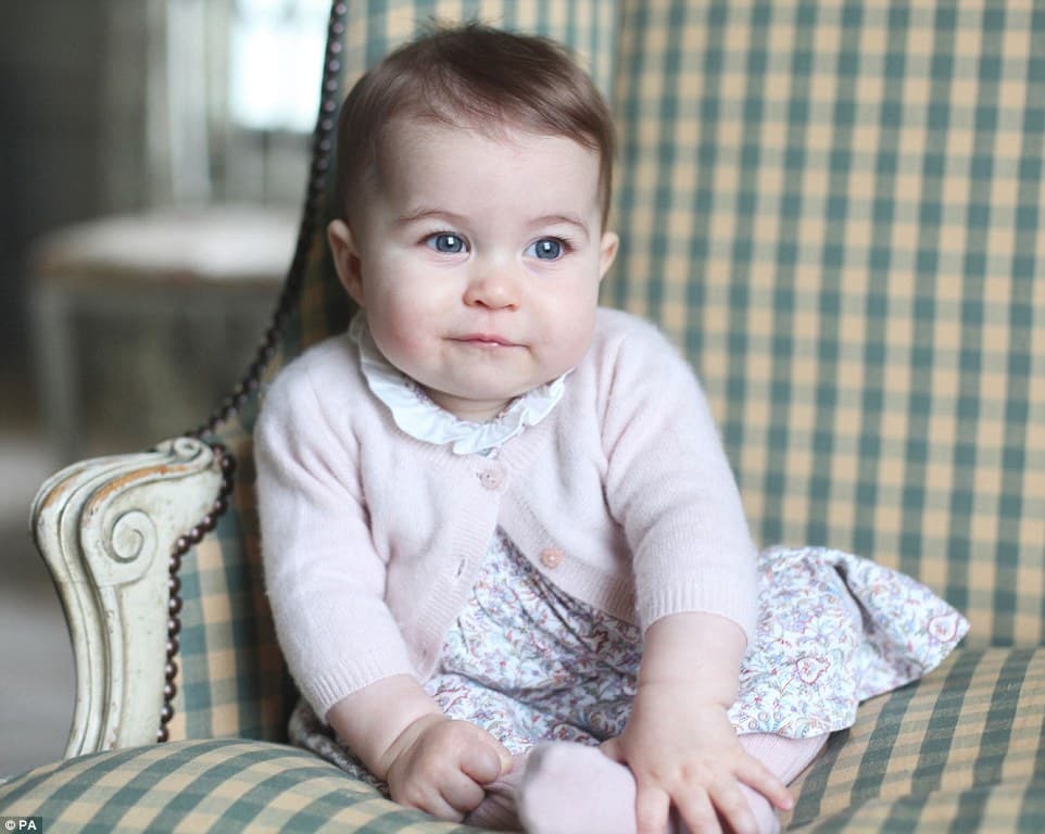 Olyan ajándékokat kapott az egyéves Charlotte hercegnő, hogy csak na!
