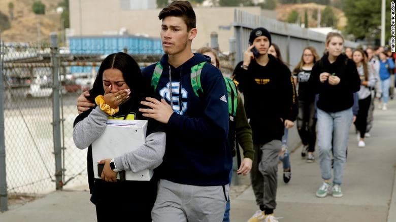Lövöldözés volt egy kaliforniai iskolában, ketten meghaltak, a 16 éves elkövető főbe lőtte magát 