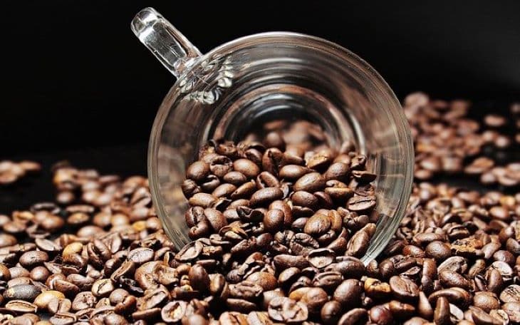 Brit kutatók vizsgálták, miként lehet jelentősen csökkenteni a kávé szénlábnyomát