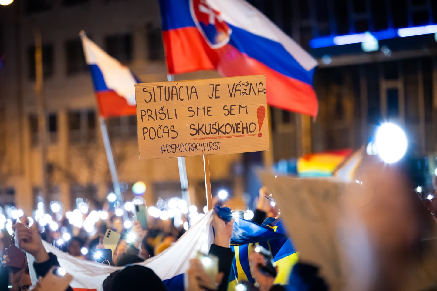 FOTÓK: “Az, hogy Fico győzött a választáson, felébresztette Szlovákiát” – egyre többen és több helyen tüntetnek a kormány ellen