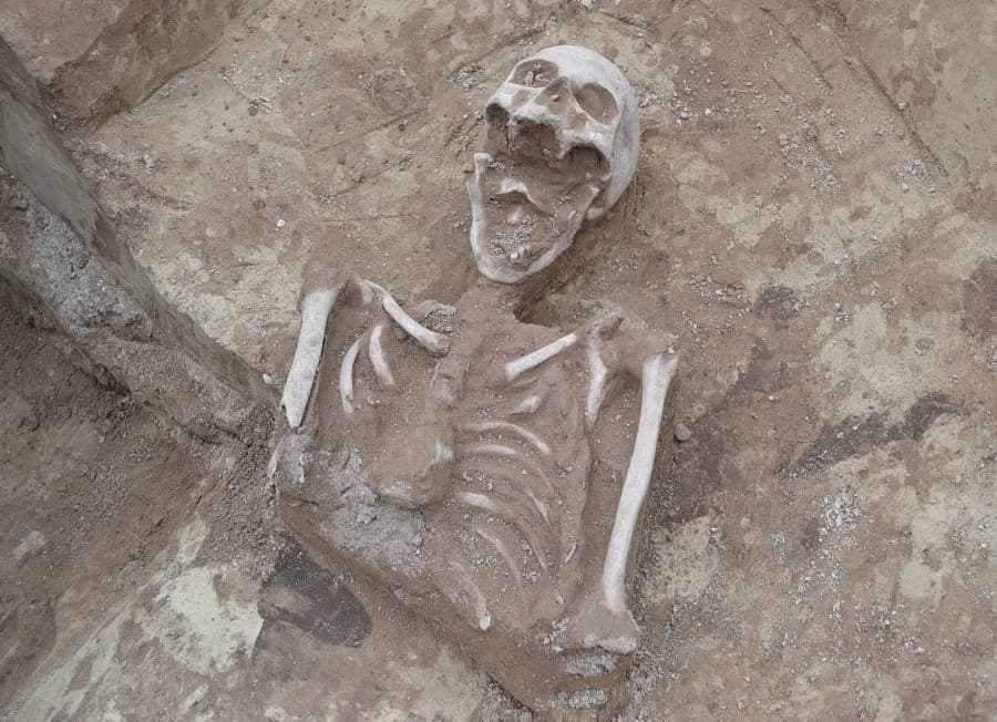 Emberi csontokból készült falakra bukkantak