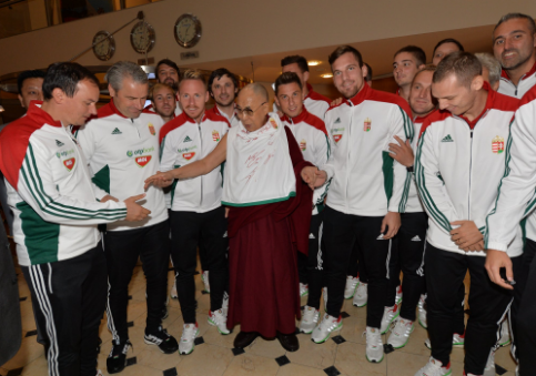 Magyar válogatott mezt kapott a focistáktól a dalai láma