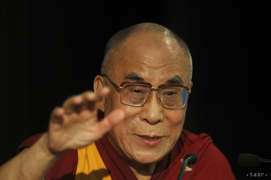 VIDEÓ: Szájon csókolt egy kisfiút a dalai láma és megpróbálta rávenni, hogy nyalja meg a kinyújtott nyelvét