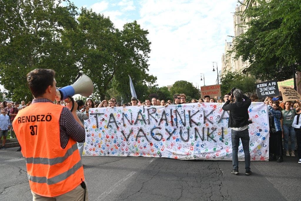 "Ki fog holnap tanítani?" - Tanáraikért tüntettek a diákok Budapesten!