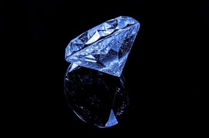 Legalább 48 millió dolláros rekordárat remélnek egy árverésen a világ legnagyobb kék gyémántjáért (FOTÓ)