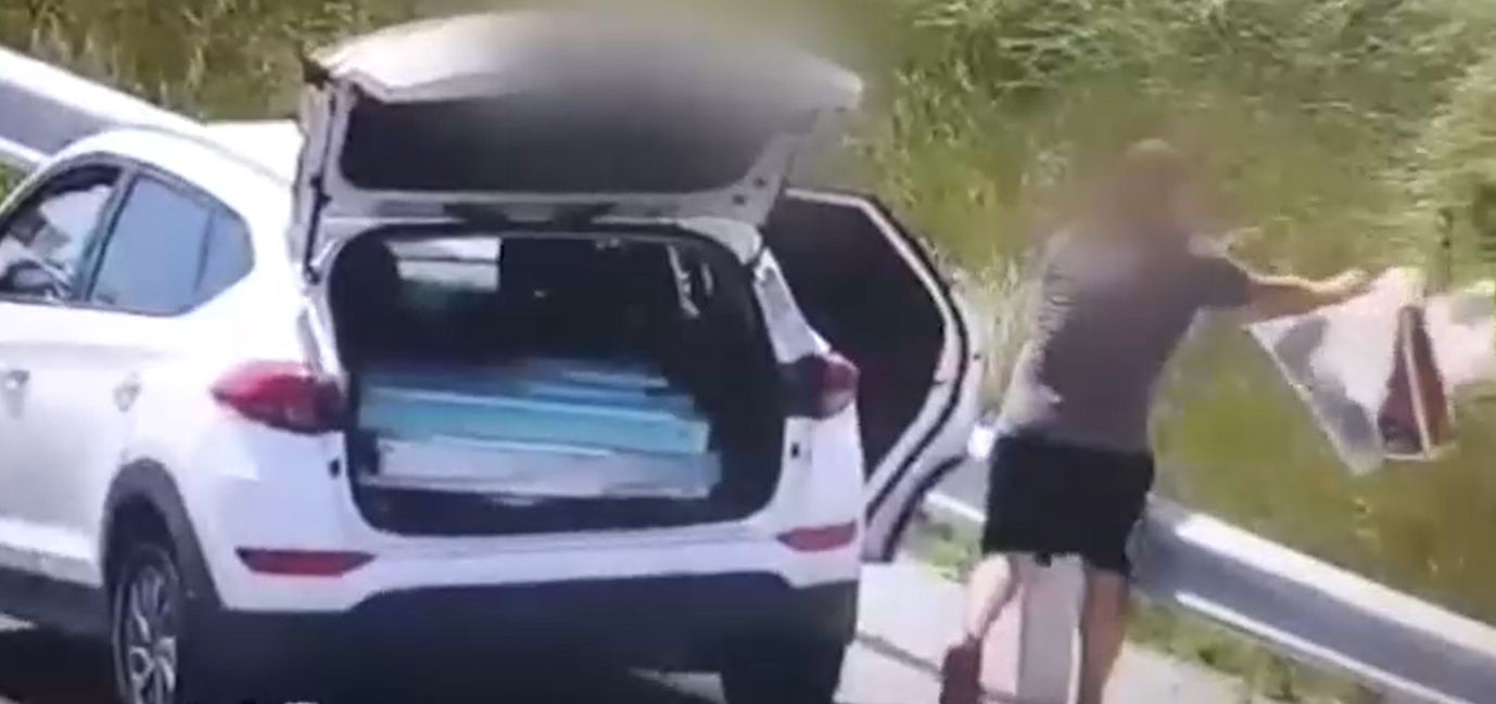 Robogott Dunaszerdahely felé a kocsi, aztán megállt a sofőr és a csomagtartóból kidobálta a szemetét (VIDEÓ)