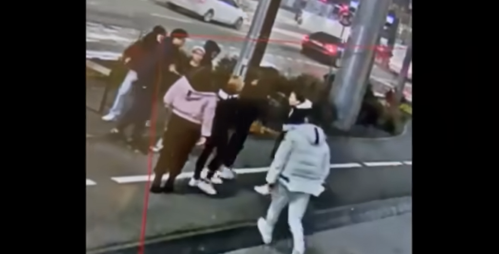 Kiütött egy fiatalt a bevásárlóközpontnál – a rendőrség ezt a senkiházit keresi (VIDEÓ)